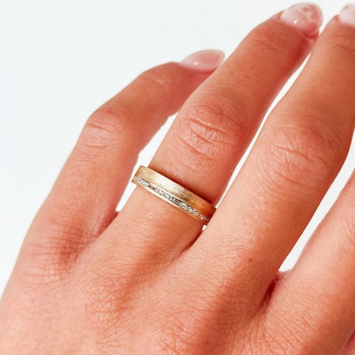 DILAMANI - Diamond Offset Channel Ring