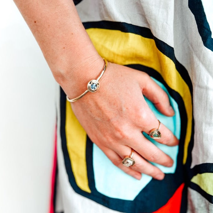 CLARTÉ - Gatsby Round Sapphire Shaker Bangle