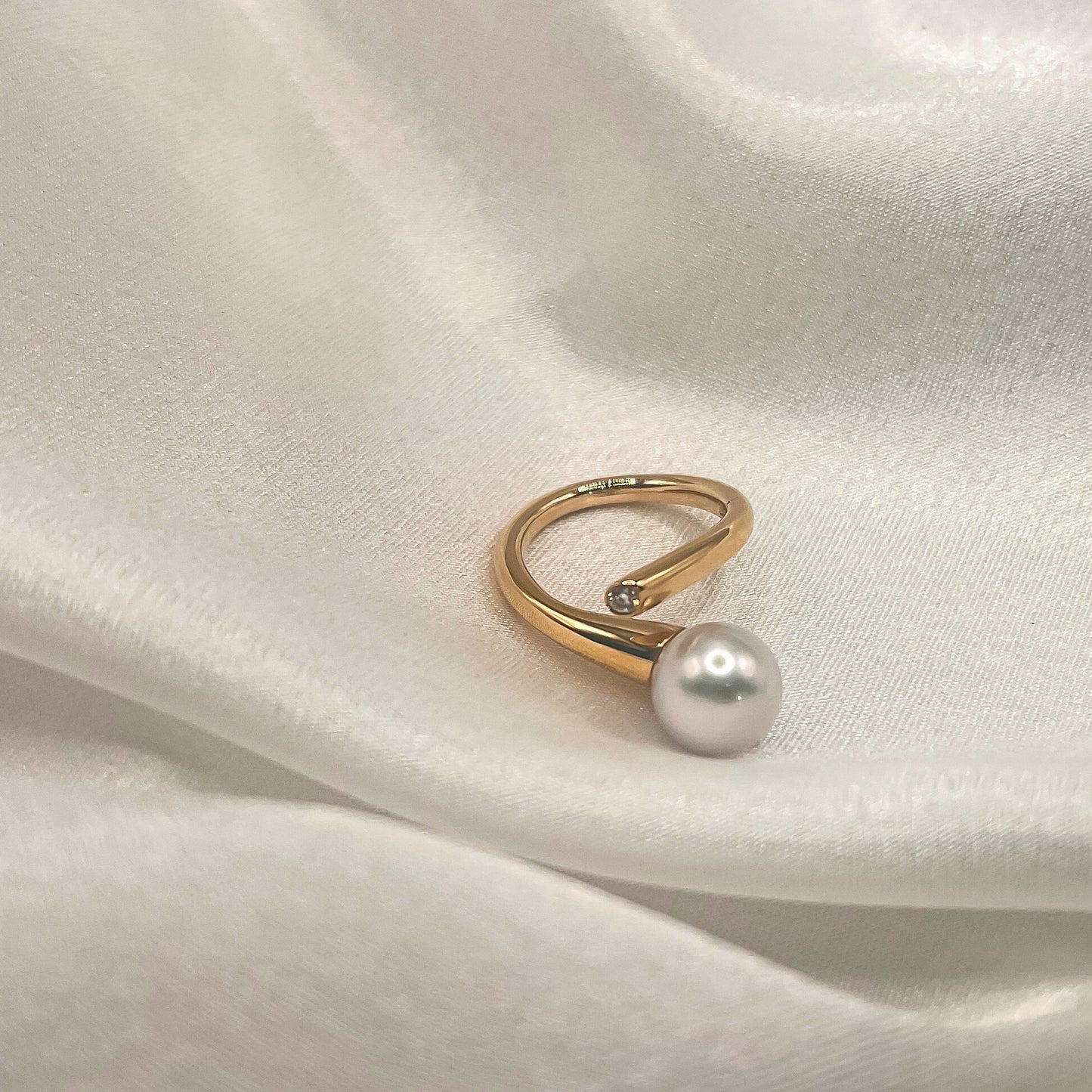 FLICA - White Pearl and Diamond Ring