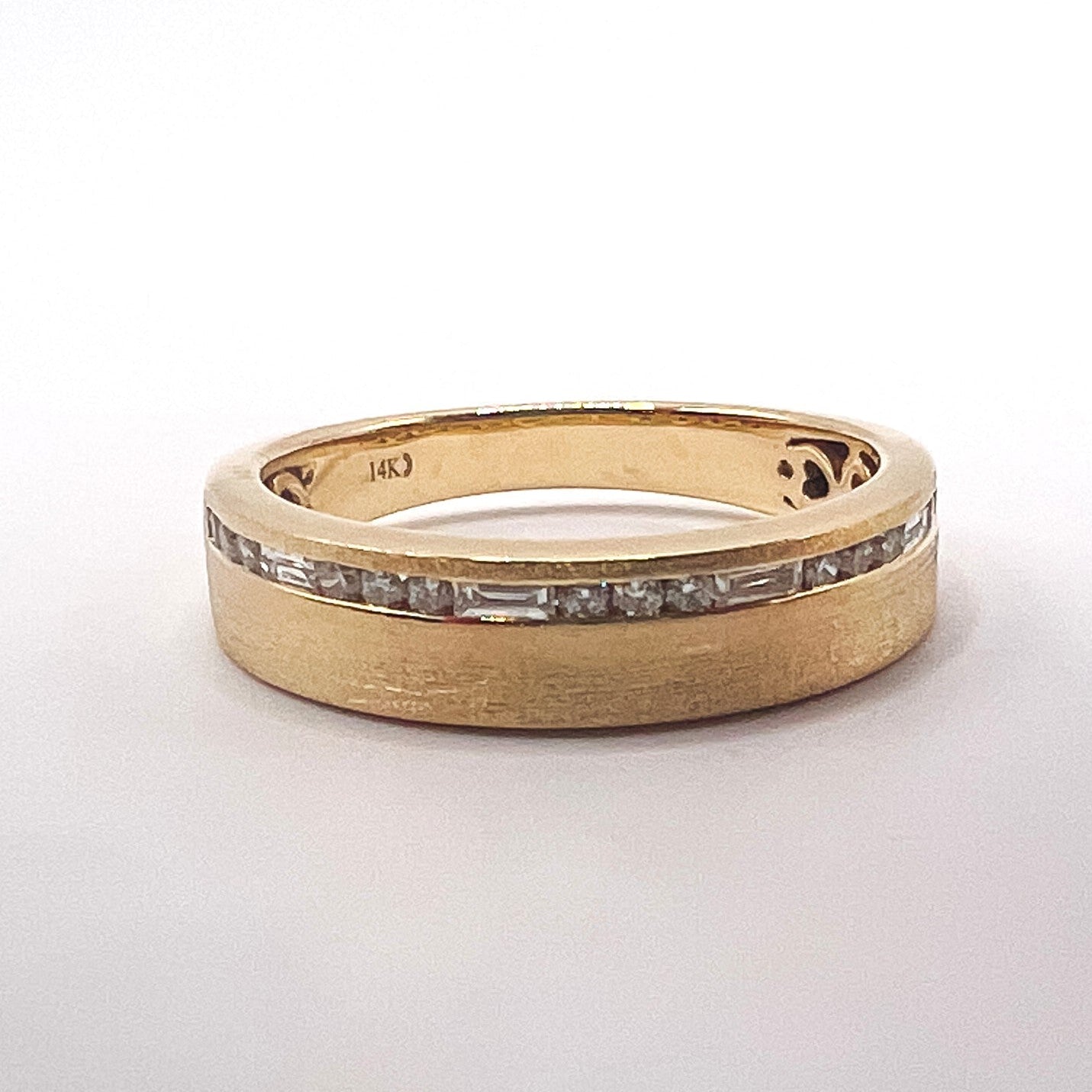 DILAMANI - Diamond Offset Channel Ring