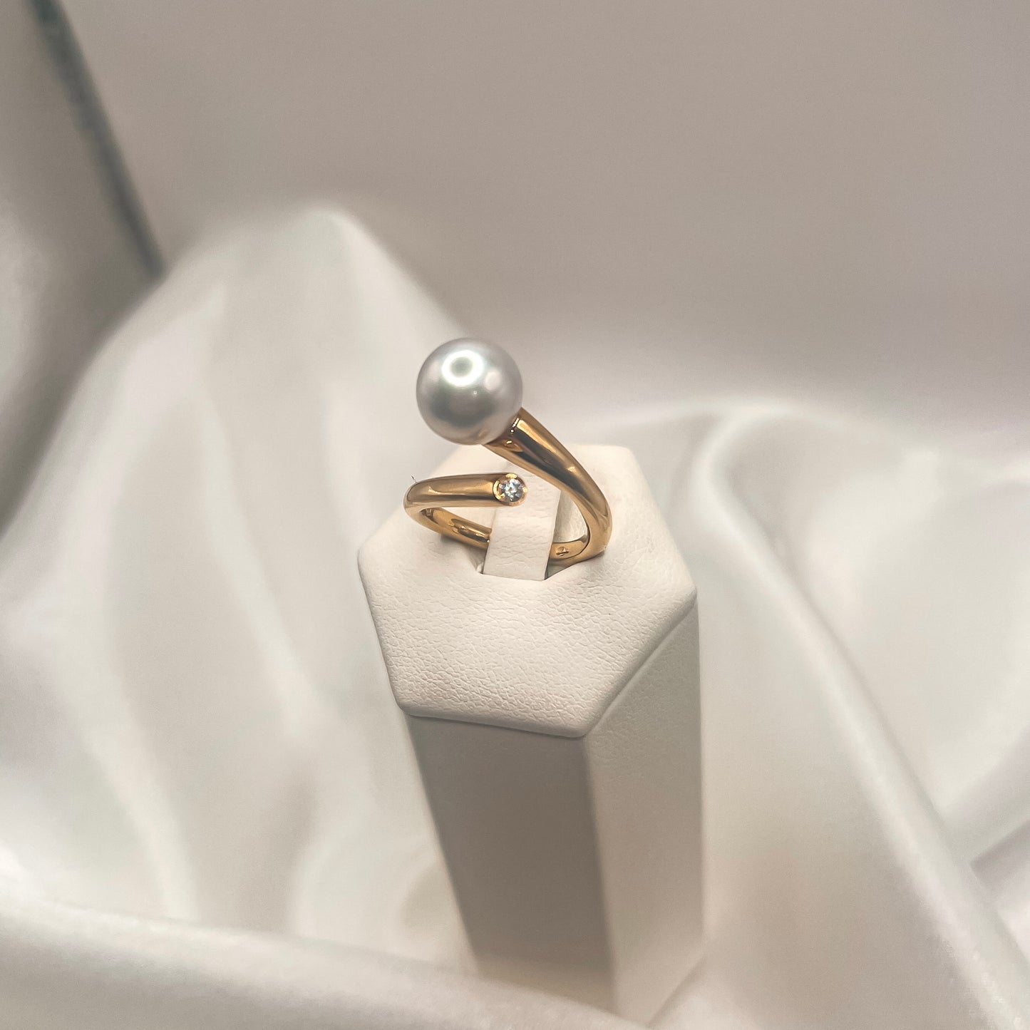 FLICA - White Pearl and Diamond Ring